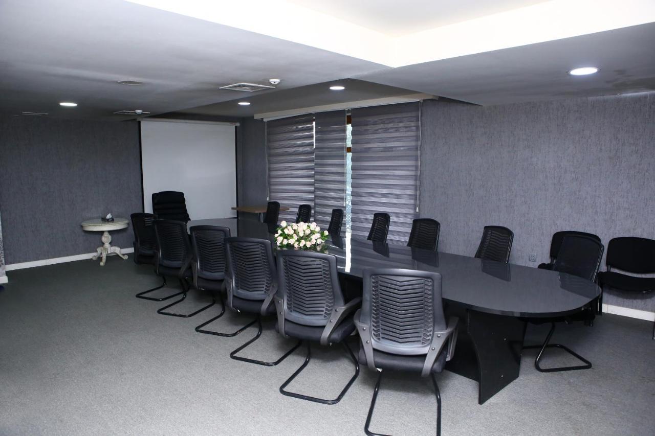 Deluxe Hotel กันจา ภายนอก รูปภาพ