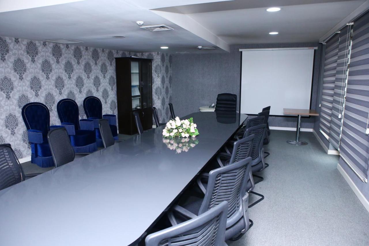 Deluxe Hotel กันจา ภายนอก รูปภาพ