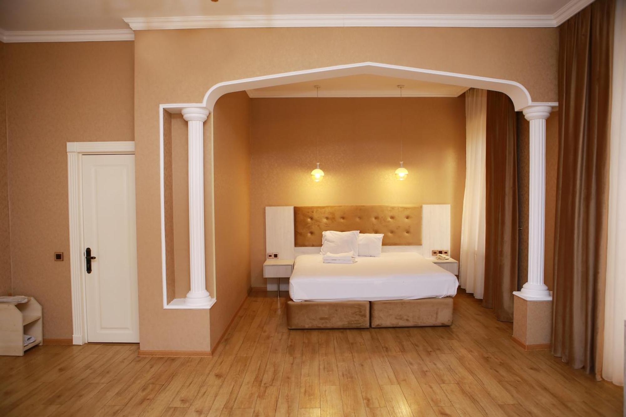Deluxe Hotel กันจา ภายนอก รูปภาพ