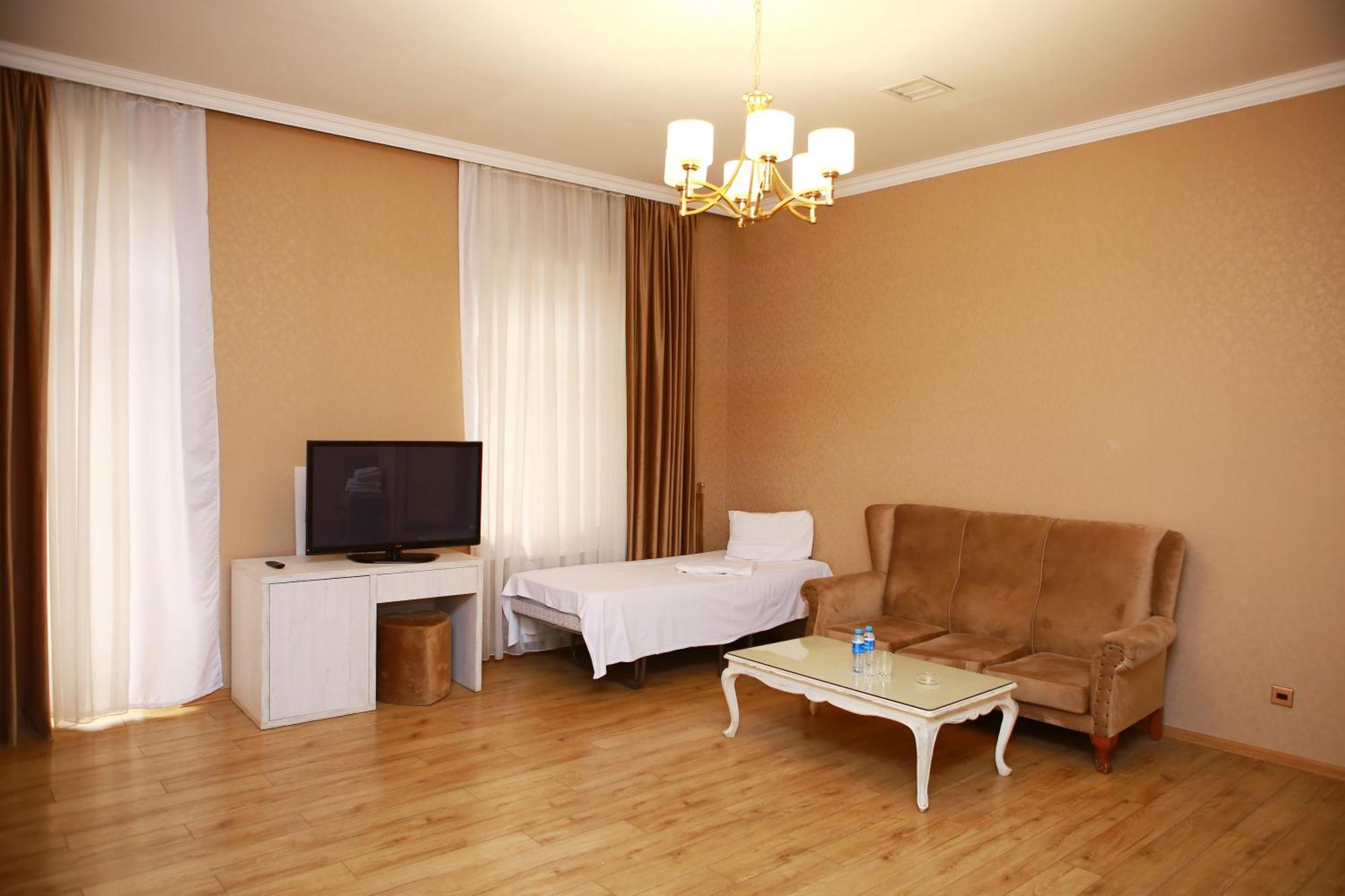 Deluxe Hotel กันจา ภายนอก รูปภาพ